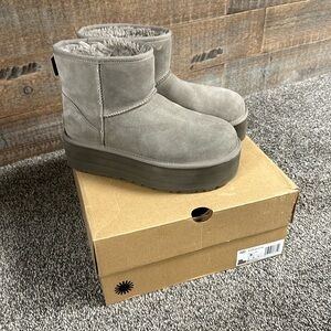 Ugg classic mini platform size 9,